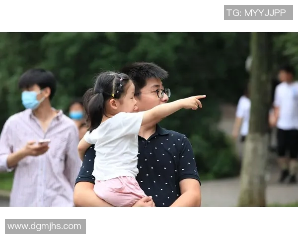 足球明星温情时刻抱孩子接受采访展现父爱与运动精神的完美结合